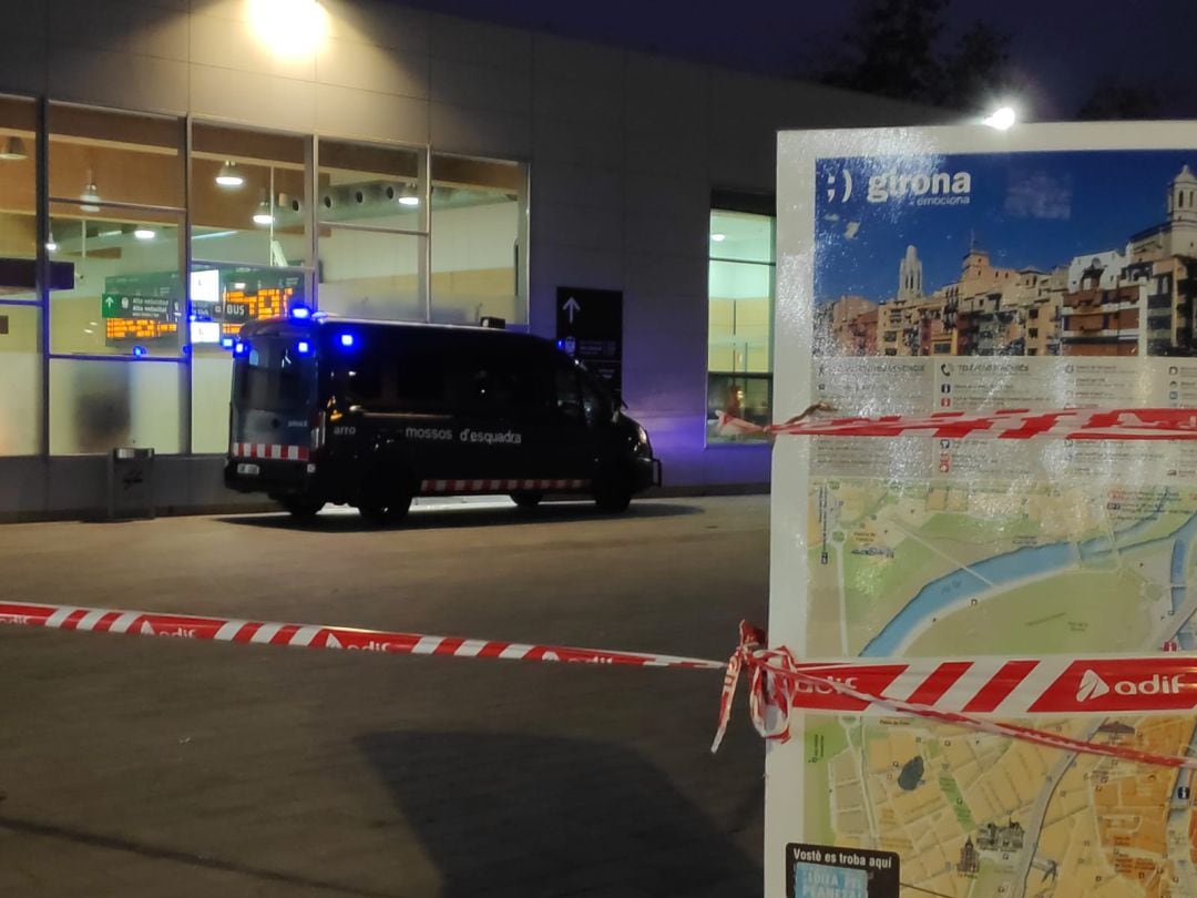 Furgón de los Mossos d&#039;Esquadra y zona acordonada en la estación del AVE de Girona