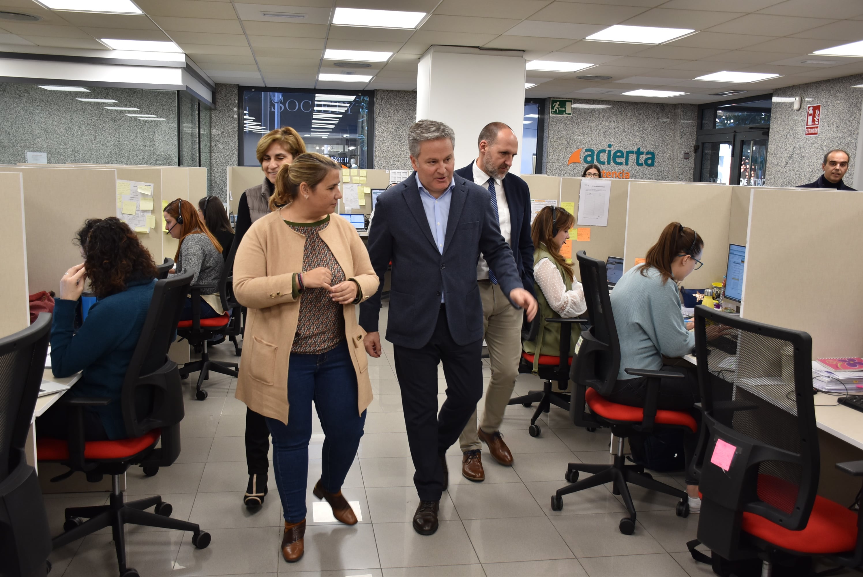 La alcaldesa recorre las instalaciones acompañada del director general de Acierta Asistencia, Ignacio Díaz-Pinés.