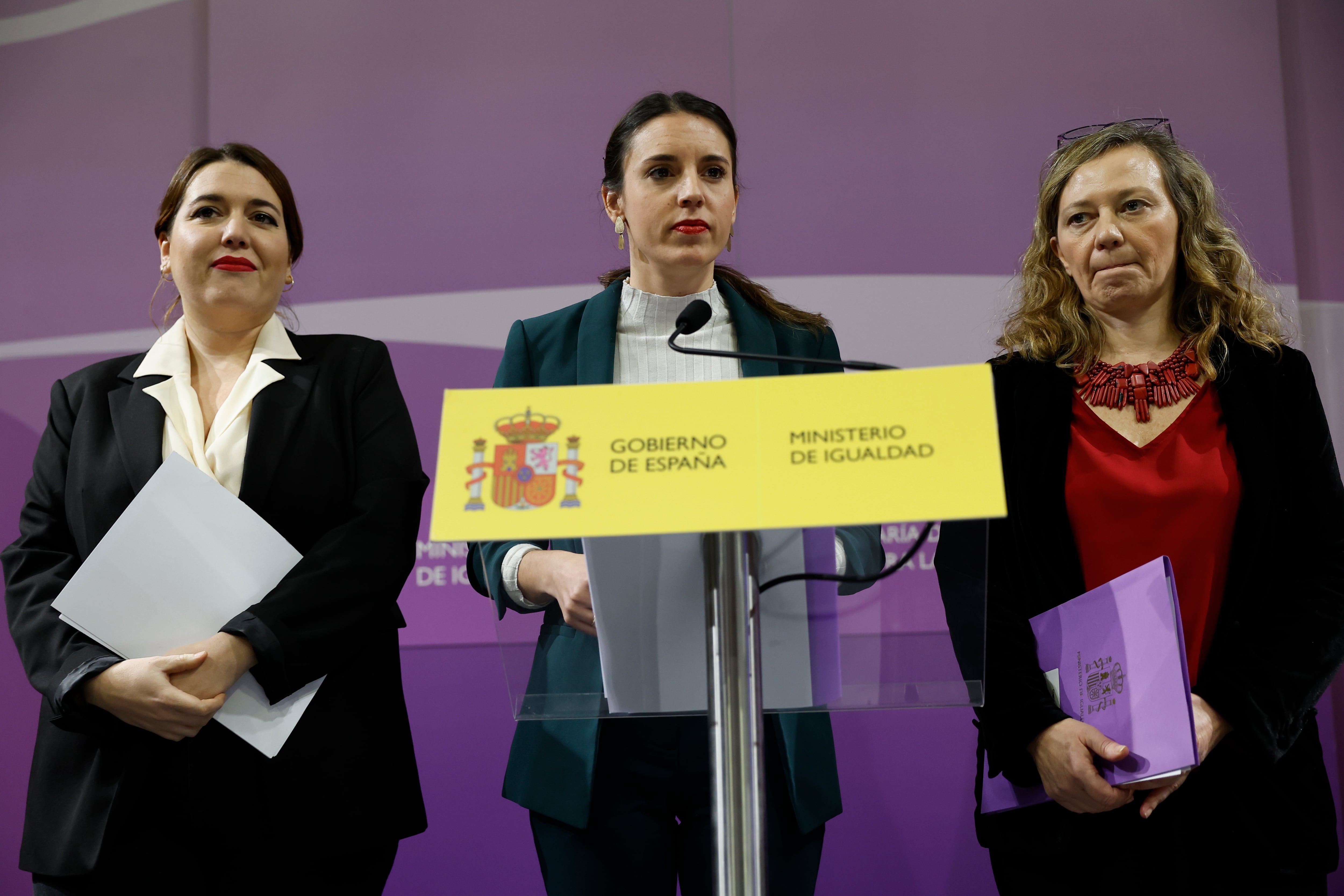 La ministra de Igualdad, Irene Montero (c), la delegada del Gobierno contra la Violencia de Género, Victoria Rosell (d) y la secretaria de Estado de Igualdad y contra la violencia de género, Ángela Rodríguez Pam.