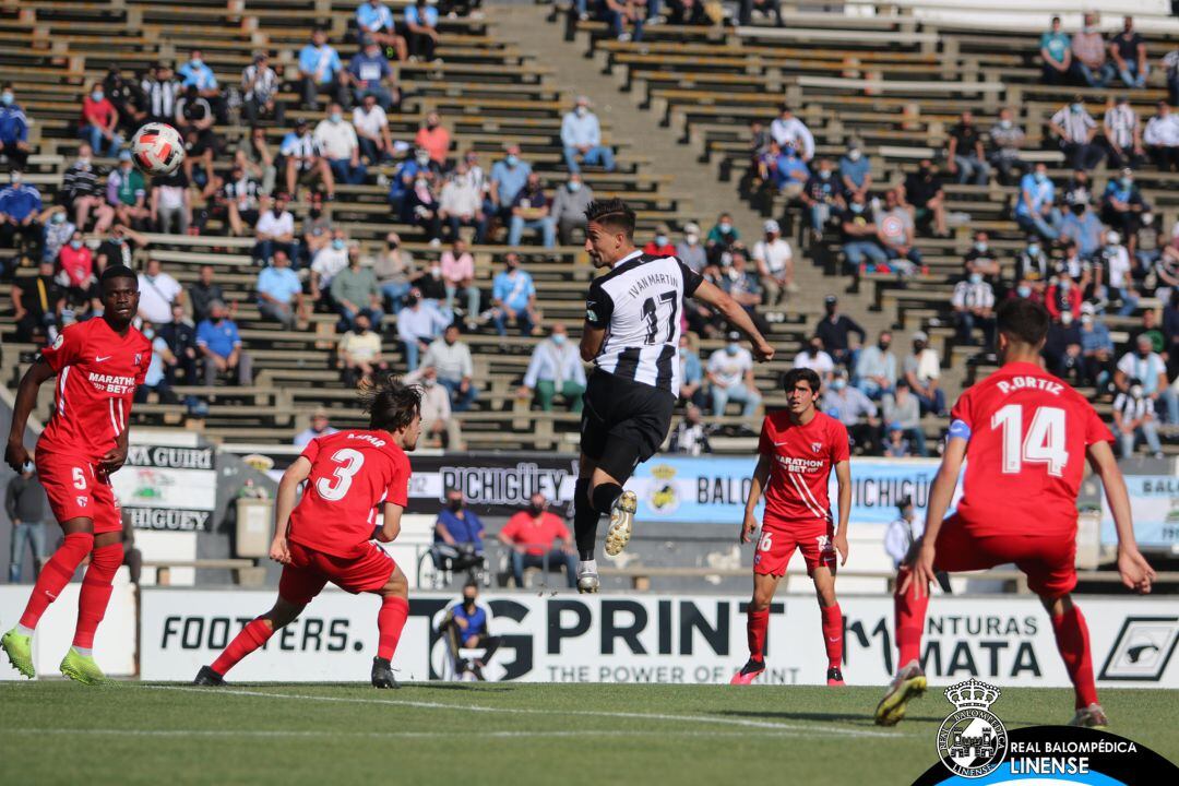 Iván Martín ante el Sevilla Atlético.