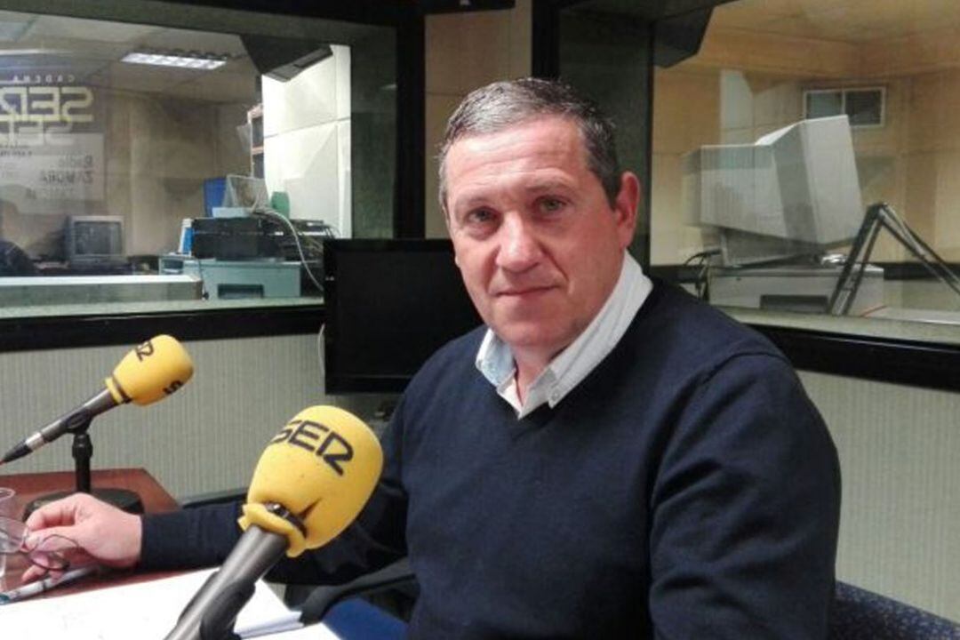 Javier Faúndez en los estudios de Radio Zamora