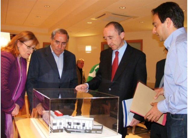 Jesús Miguel y Fernando Lamata ven la maqueta del C. Salud en 2011