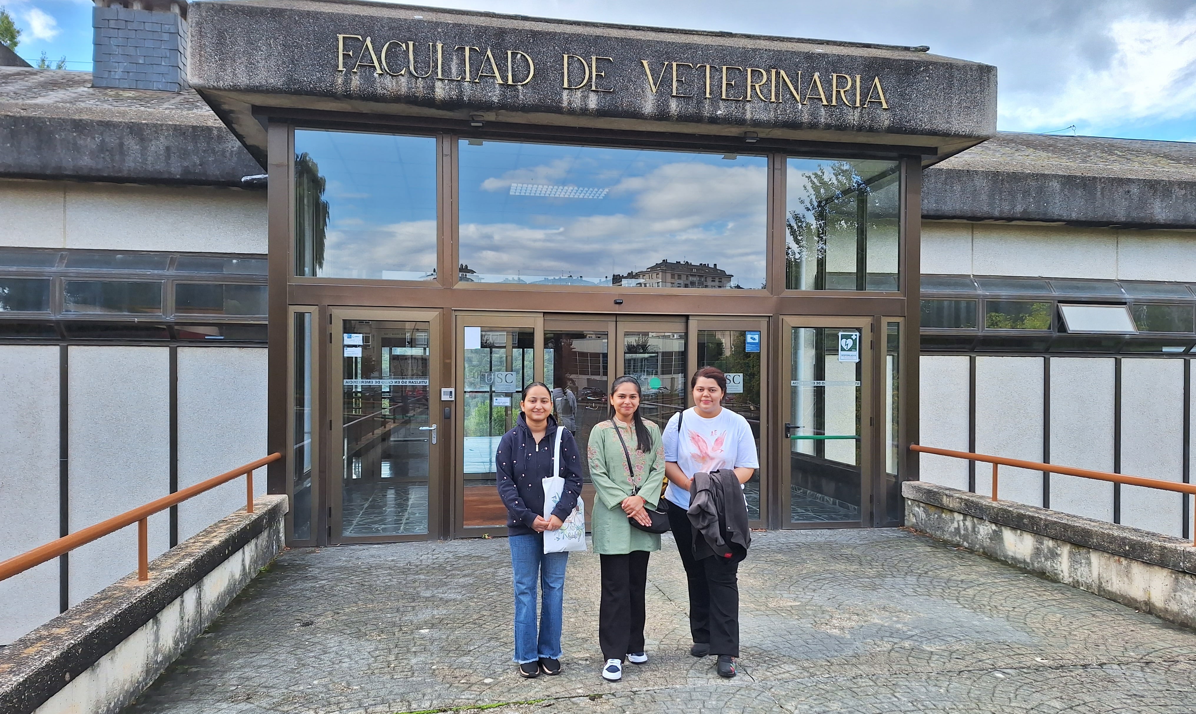 Mahima, Nandini y Anjali frente a la Facultad de Veterinaria de Lugo