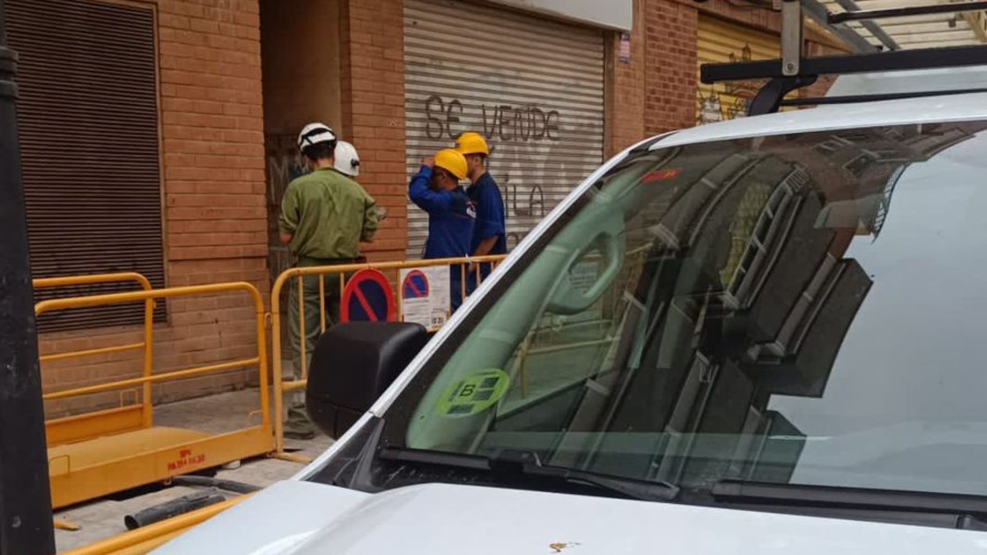 Operarios de Iberdrola, procediendo al corte de luz del edificio okupado ilegalmente en la Avenida de la Constitución