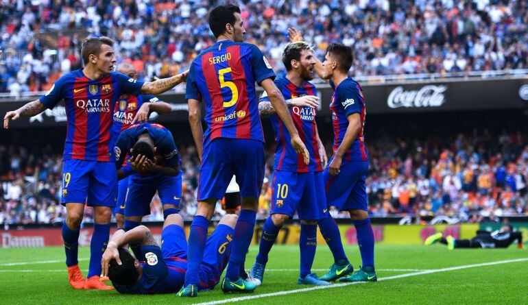 Los jugadores del Barcelona se encaran con el público de Mestalla tras el lanzamiento de una botella de plástico.