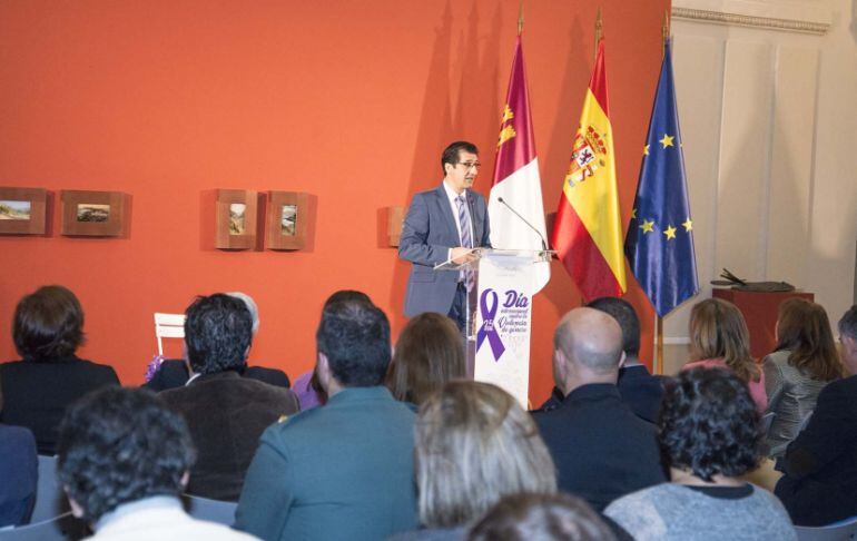 Jose Manuel Caballero, presidente de la Diputación, durante el discurso que ha ofrecido en el acto institucional celebrado este año en el Palacio Provincial