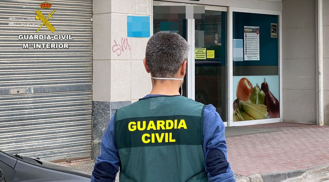 Agente de la Guardia Civil acudiendo al supermercado