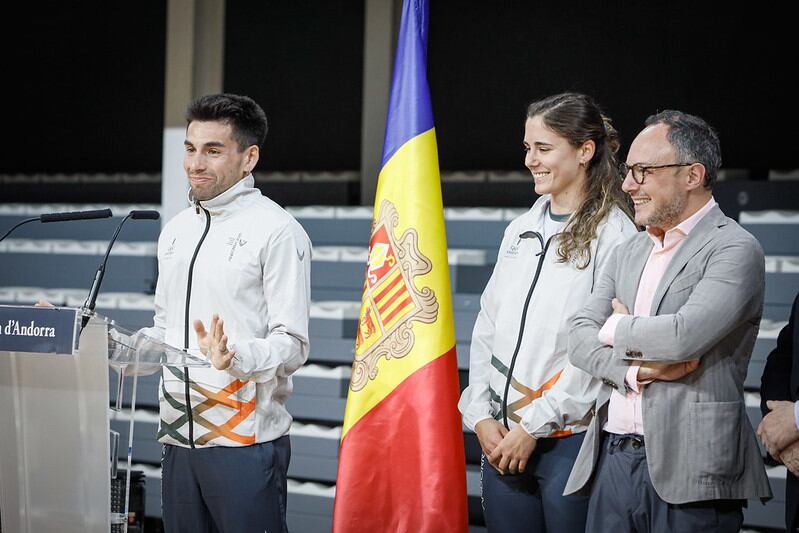 Nahuel Carabaña, durant el parlament com abanderat, acompanyat de Lia Povedano i el Cap de Govern, Xavier Espot