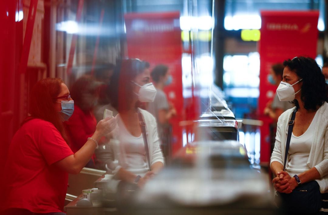 Pasajeros en los mostradores del aeropuerto Madrid-Barajas