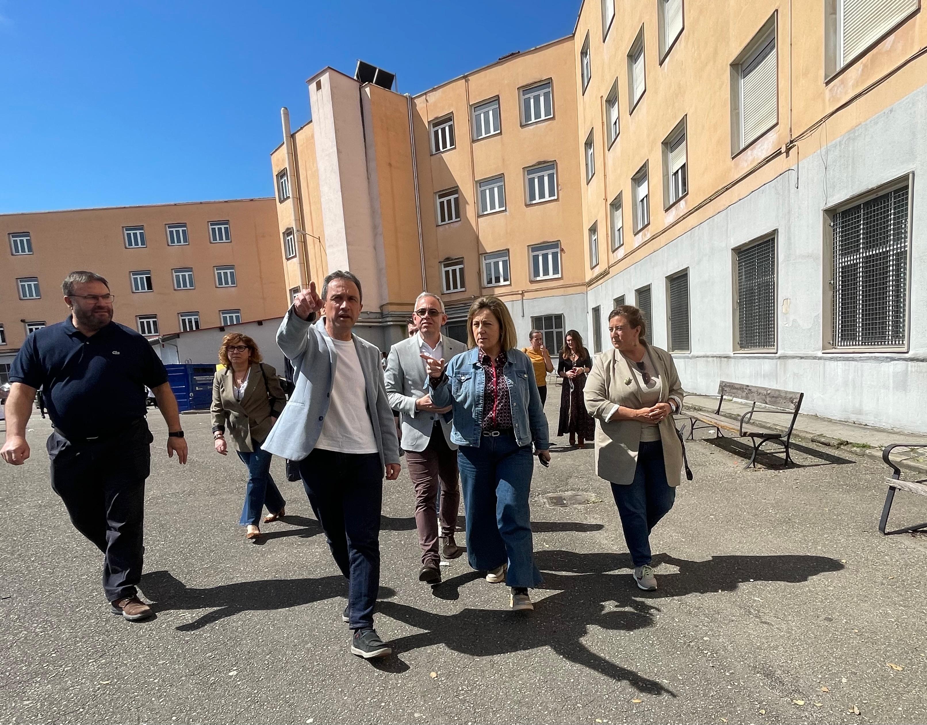 Los consejeros de Ordenación del Territorio y Educación durante la visita al centro.