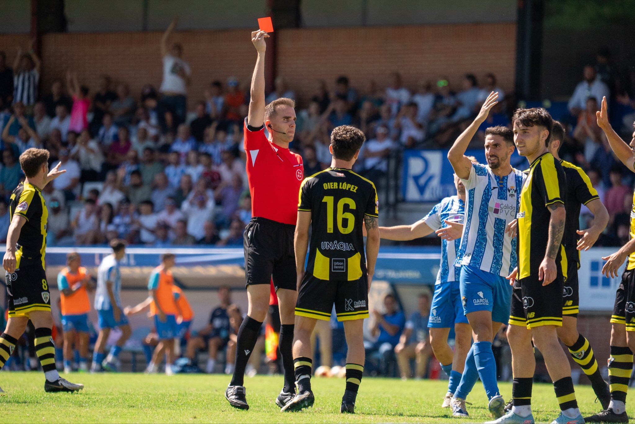 Oier López, jugador del Barakaldo, es expulsado tras una falta sobre Edu Gallardo