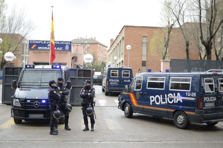 GRA206. MADRID, 22/03/2015.- Dispositivo de seguridad a la entrada de las dependencias de la Brigada de Información del complejo policial de Moratalaz, en Madrid, donde se encuentran las 14 personas mayores de edad detenidas ayer en los disturbios que se registraron tras las Marchas por la Dignidad. Los detenidos pasarán a disposición judicial en las próximas horas acusados de desórdenes públicos y, en algunos casos, de daños y atentado contra agente de la autoridad. EFE/Víctor Lerena