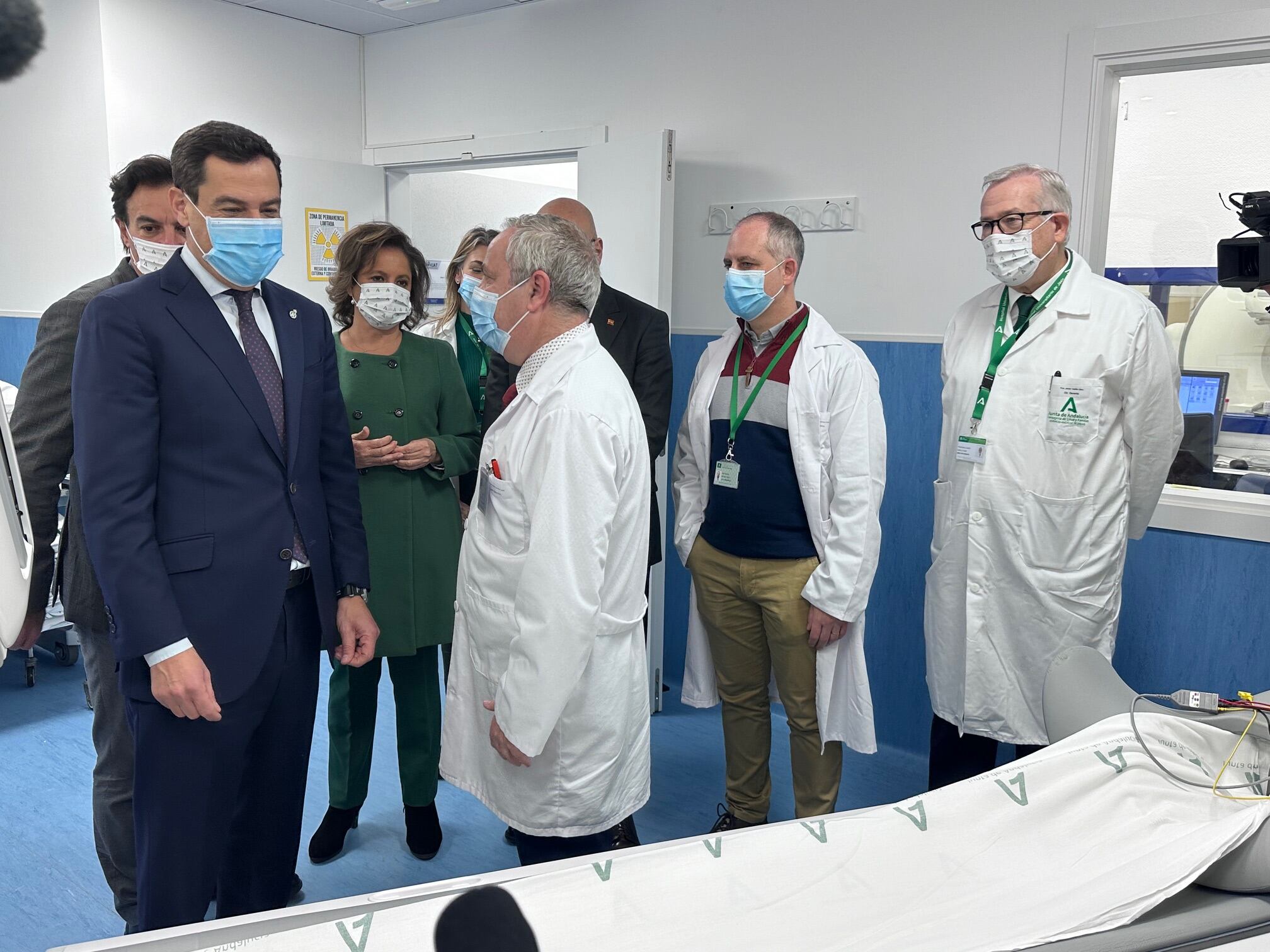 El presidente de la Junta de Andalucía Juanma Moreno, inaugura un nuevo PET TAC en Jaén.