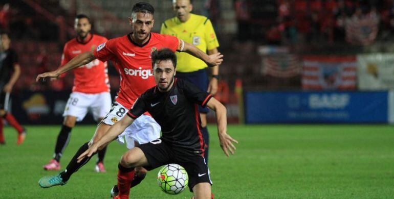 David Rocha lluitant una pilota amb un jugador del Bilbao Athletic durant la jornada anterior.