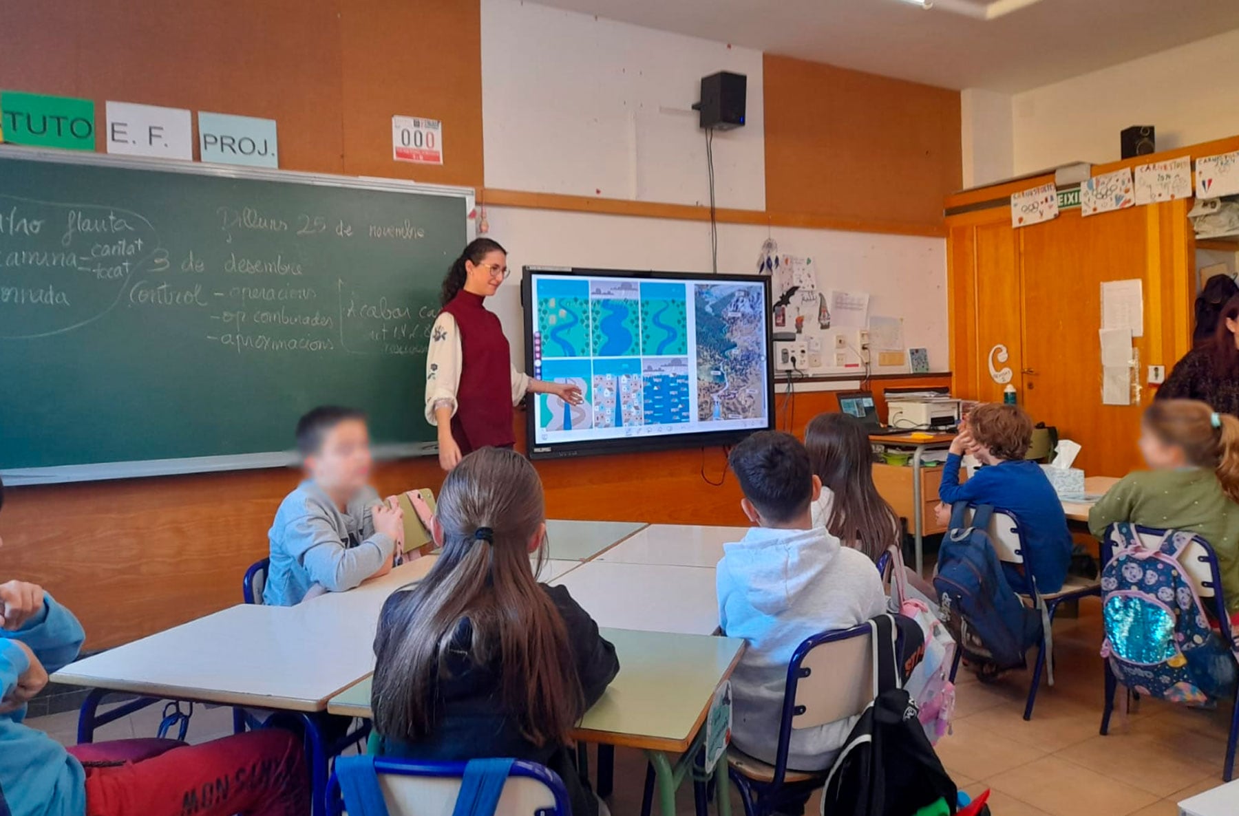 Aitana Pastor, donant una classe a alumnes del col·legi El Romeral