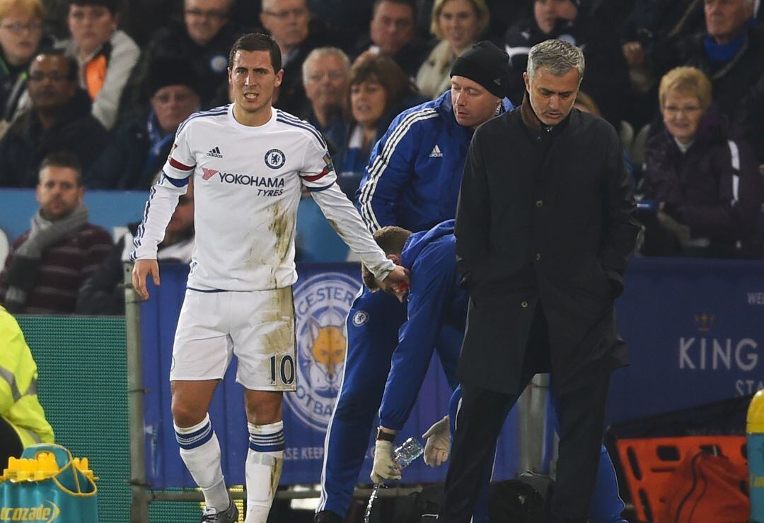 Hazard se lamenta tras sufrir una entrada, durante su etapa enel Chelsea