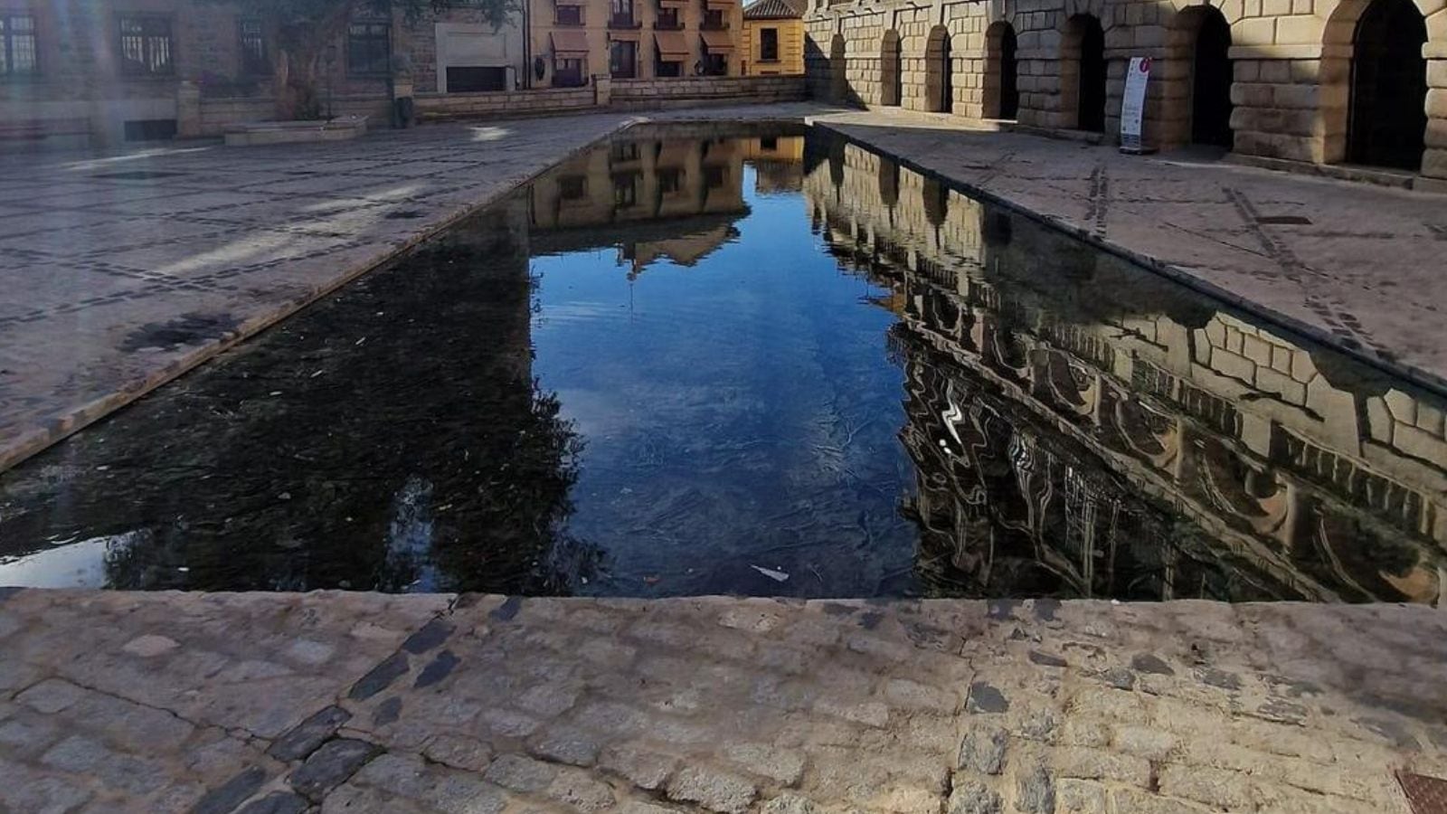 La obra de Cristina Iglesias vuelve a lucir con fuerza en la Plaza del Ayuntamiento de Toledo