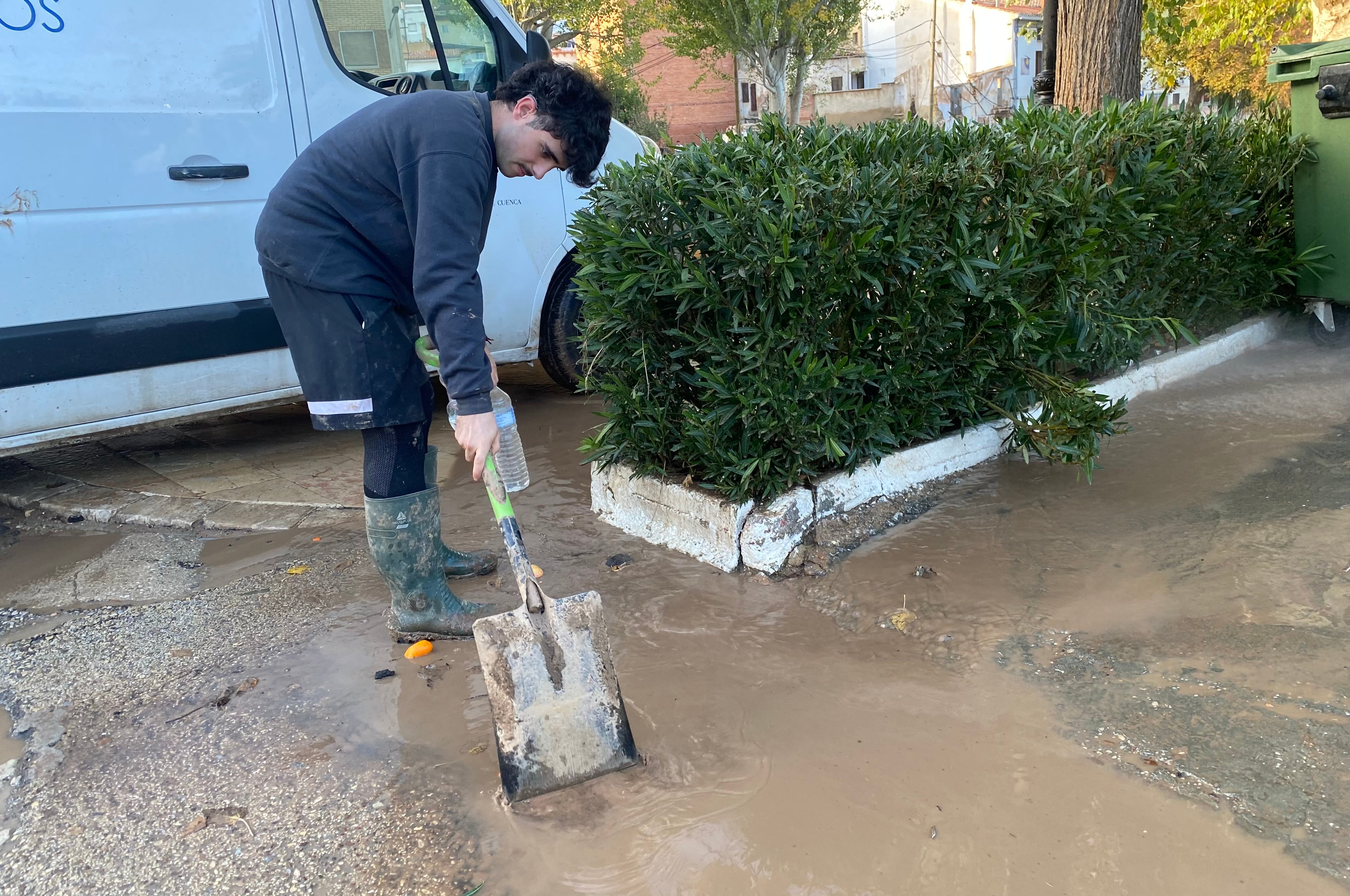 Saúl Yuste lleva desde el día siguiente de la riada, cuando llegó desde Valencia, ayudando como voluntario en distintas labores para que Mira (Cuenca), localidad en la que tiene lazos familiares, recupere la normalidad.