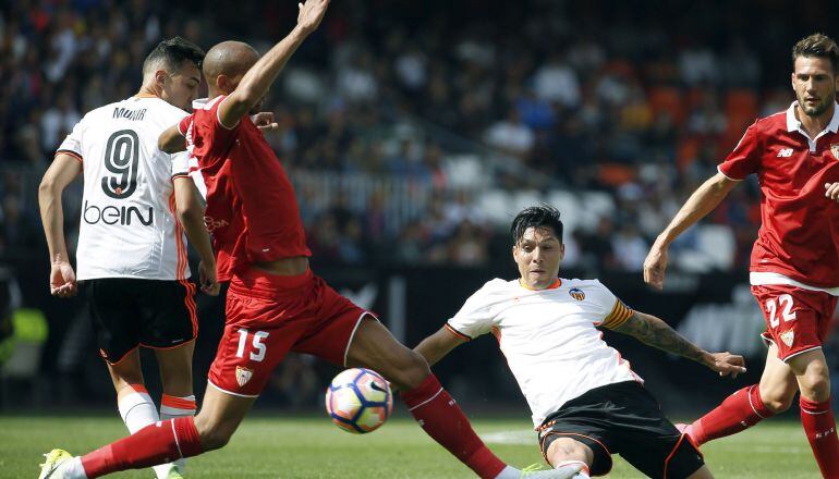 Enzo Pérez trata de llevarse la pelota ante N&#039;Zonzi y Franco Vázquez