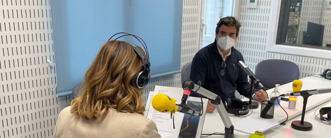 Martín Fernández Prado en los estudios de Radio Coruña