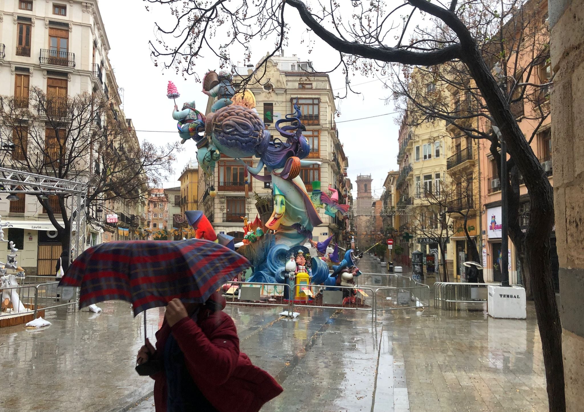 El temporal de lluvia y viento empapa la recta final de las fallas de València