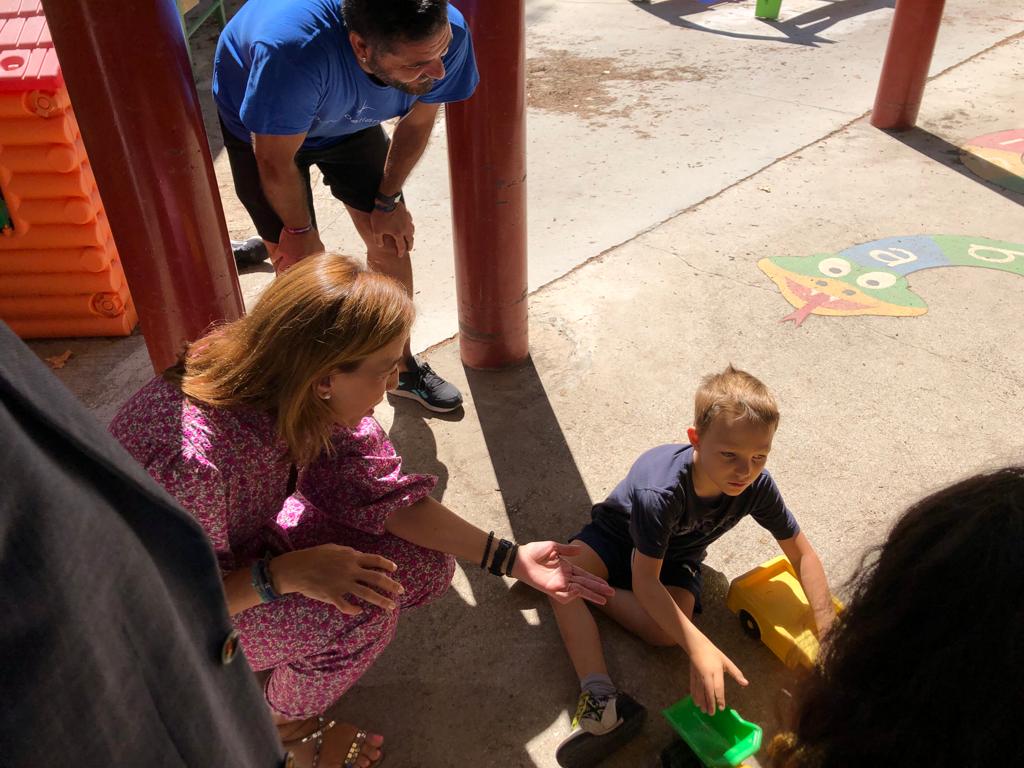 La alcaldesa de Zaragoza, Natalia Chueca, ha visitado las colonias del centro de educación especial Rincón de Goya