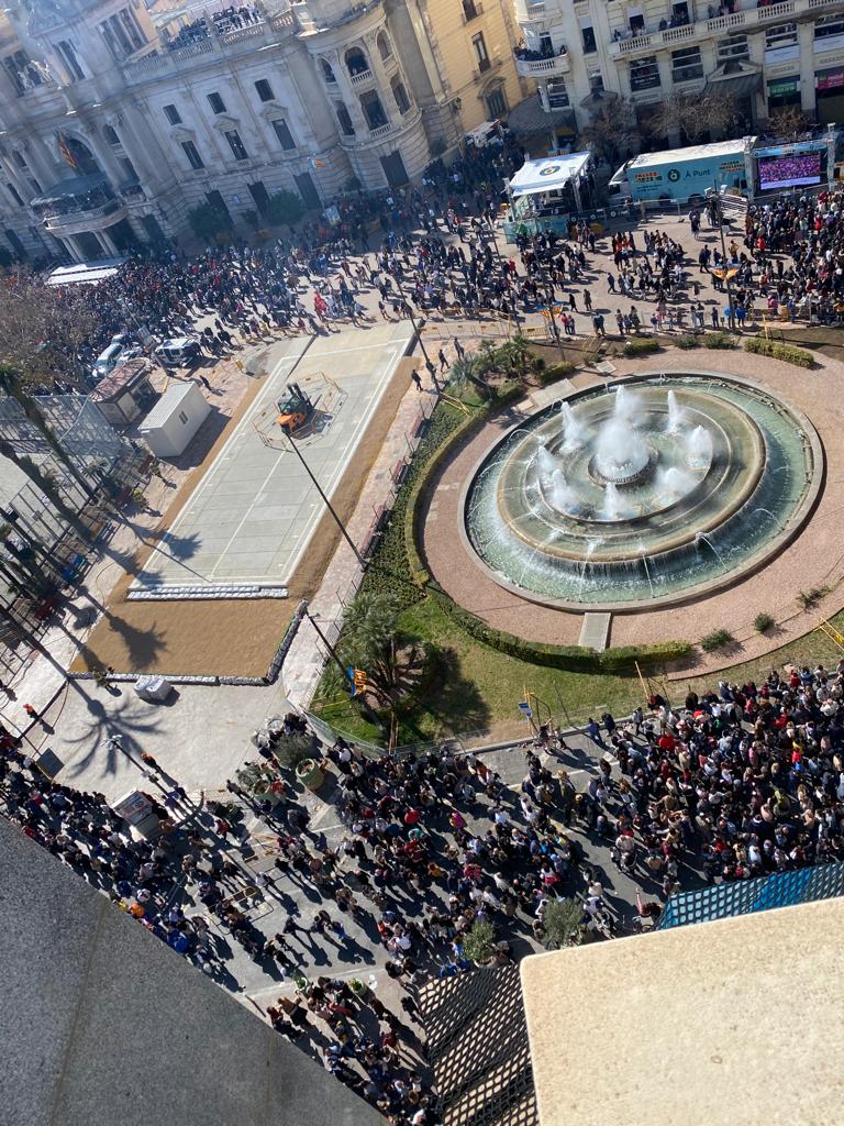 La plataforma sobre la que se empezará a plantar la falla municipal esta proxima semana ha amanecido este sábado rodeada de arena para reforzar la seguridad.