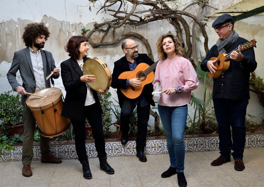 Mujeres con raíz es una formación musical que desde sus inicios rinde homenaje a la voz tradicional de la mujer murciana 