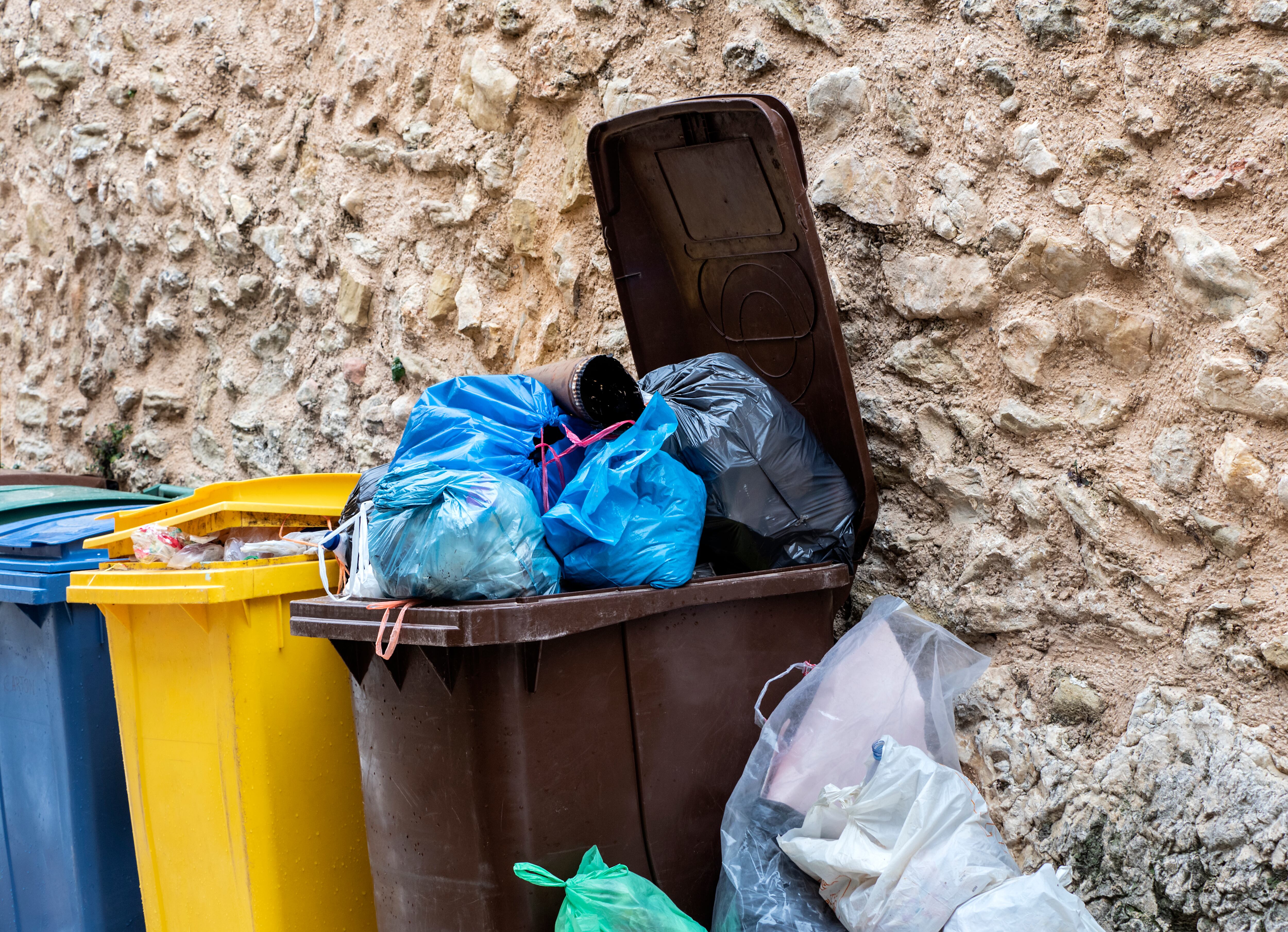 Un contenedor repleto de basura.