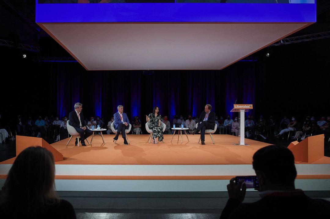 El eurodiputado Luis Garicano; el presidente del grupo &#039;Renovar Europa&#039; en el Parlamento Europeo, Dacian Ciolos; la presidenta de Ciudadanos, Inés Arrimadas, y el eurodiputado Alexander Graf, durante la primera jornada de la convención política del partido, en el espacio para eventos Nube de Pastrana