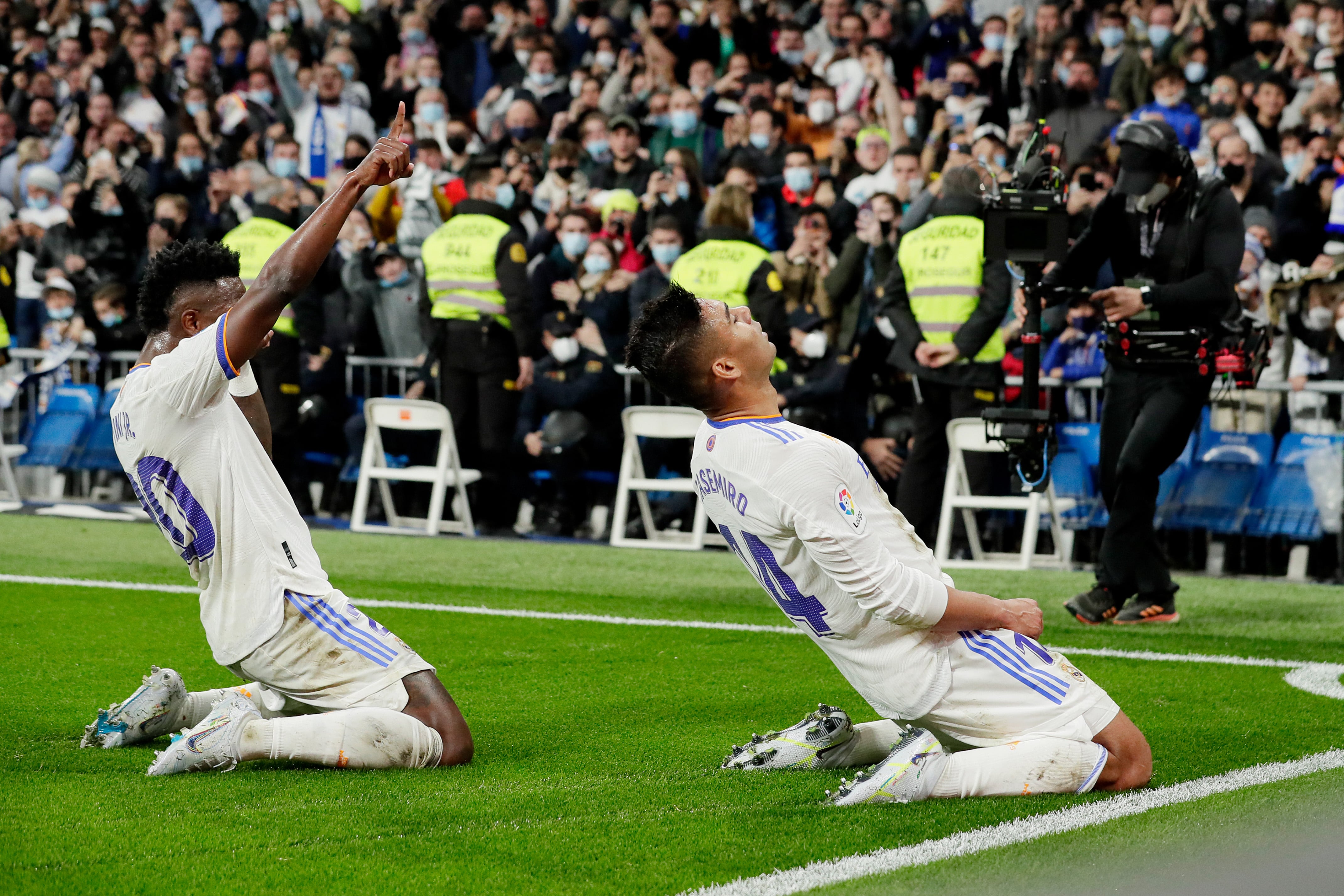 Casemiro y Vinícius celebran el primer gol en el Bernabéu