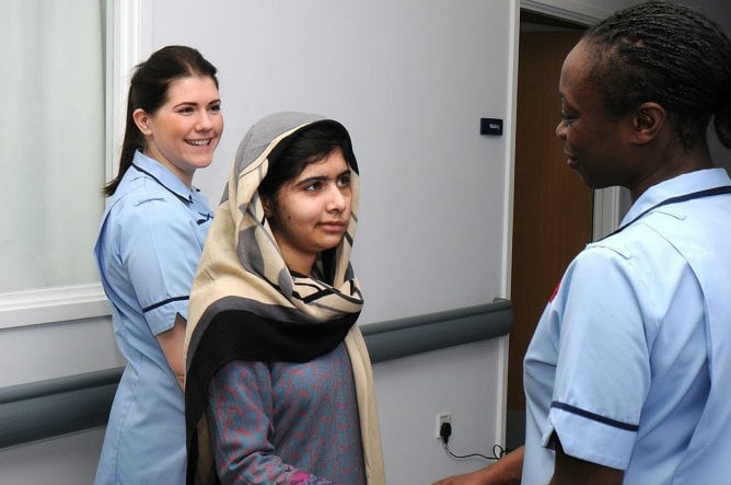 Malala se despide de las enfermeras del hospital Queen Elizabeth de Birmingham después de haber recibido el alta médica