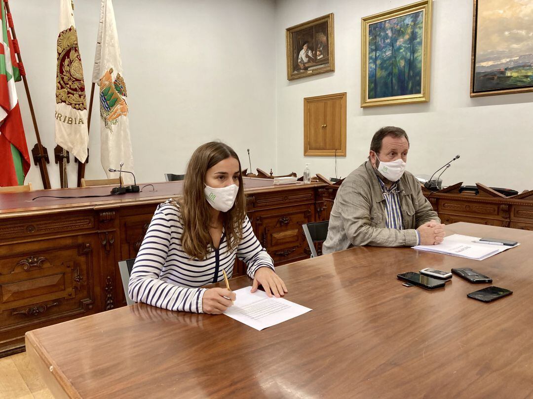 Maria Serrano, Concejala de Comercio y Promoción Económica junto al alcalde de Hondarribia, Txomin Sagarzazu