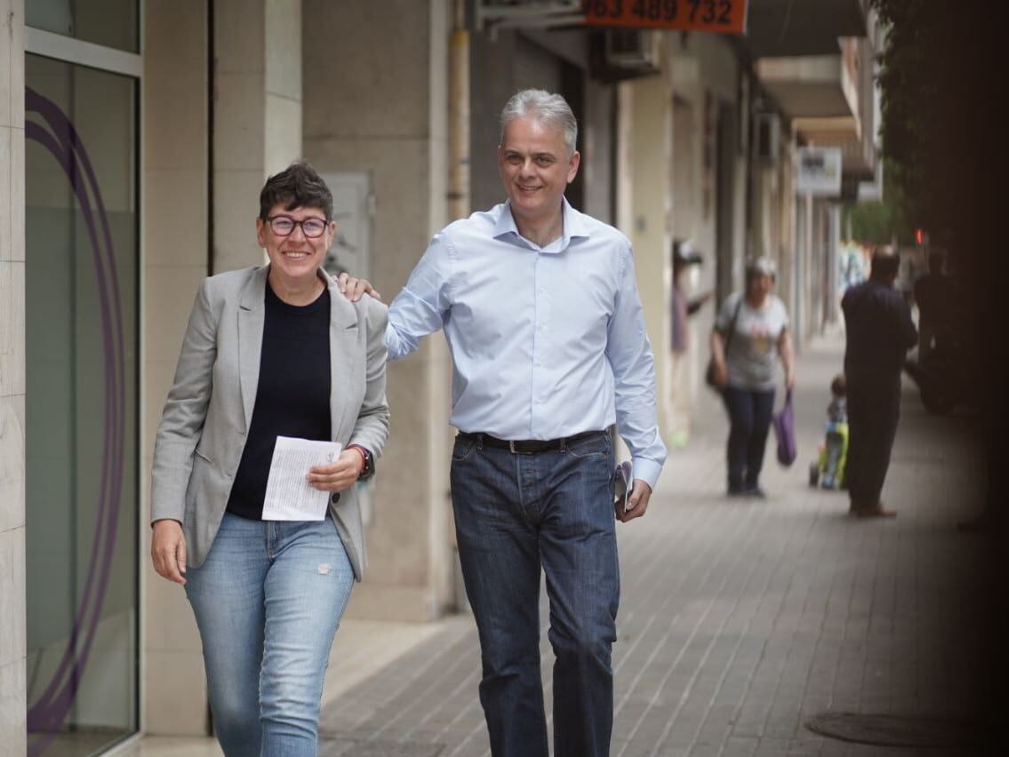 La candidata de Unides Podem-Esquerra Unida a la Alcaldía de València, Pilar Lima, junto al candidato a la presidencia de la Generalitat, Héctor Illueca