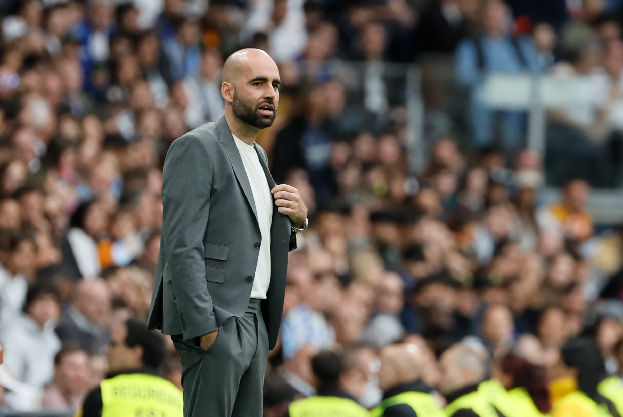 MADRID, 04/05/2025.- El entrenador del Celta de Vigo, Claudio Giráldez, da instrucciones durante el partido entre el Real Madrid y el Celta de Vigo este domingo en el estadio Santiago Bernabéu en Madrid. EFE/ Ballesteros