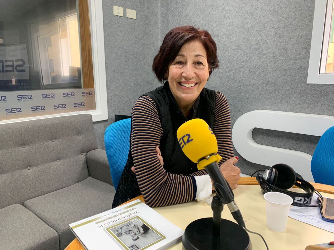 Inés Rojas en los estudios de SER Lanzarote.