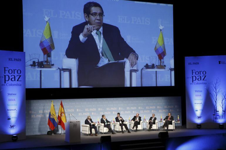 Vista general del coloquio del Foro por la Paz en Colombia, organizado hoy por el periódico El País en el Teatro Real de Madrid, durante la intervención del ex comandante guerrillero salvadoreño Joaquín Villalobos (en la pantalla).