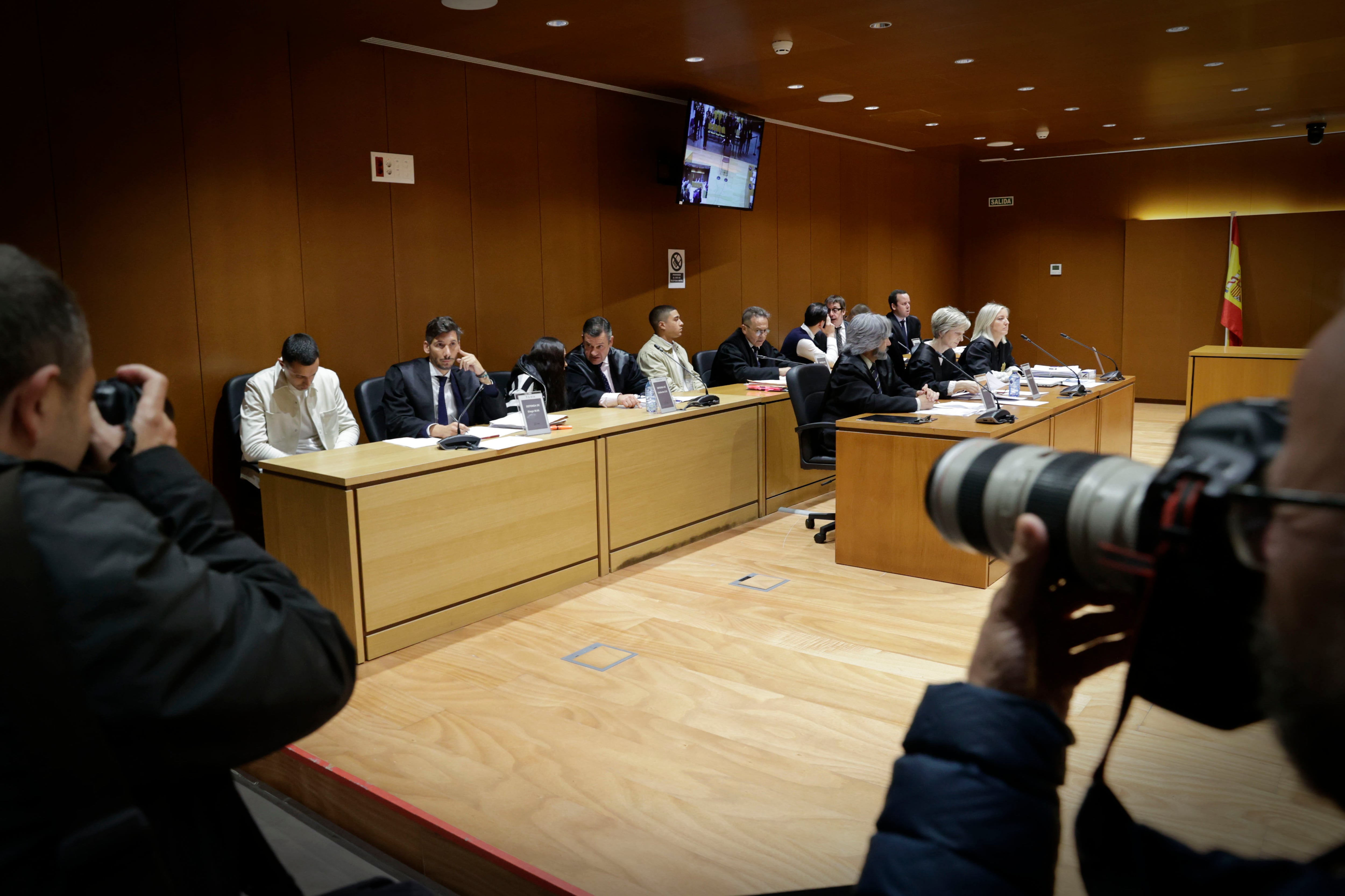 A CORUÑA, 16/10/24.- El principal acusado del crimen de Samuel Luiz, Diego Montaña (i), se sienta en el banquillo junto al resto de los encausados el primer día de juicio, este miércoles en la Audiencia Provincial de A Coruña. Tres años después de la brutal paliza que acabó de manera violenta con la vida de Samuel Luiz en la ciudad de A Coruña, comienza el proceso judicial contra cinco jóvenes que se enfrentan a penas de hasta 27 años de prisión. EFE/Cabalar
