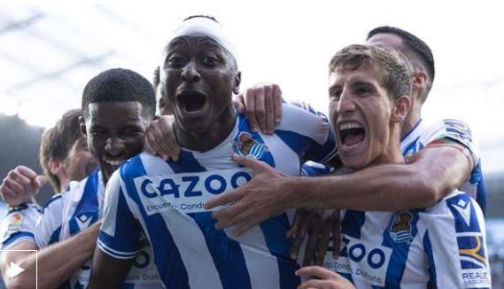 Umar Sadiq celebrando su primer gol con la Real Sociedad,