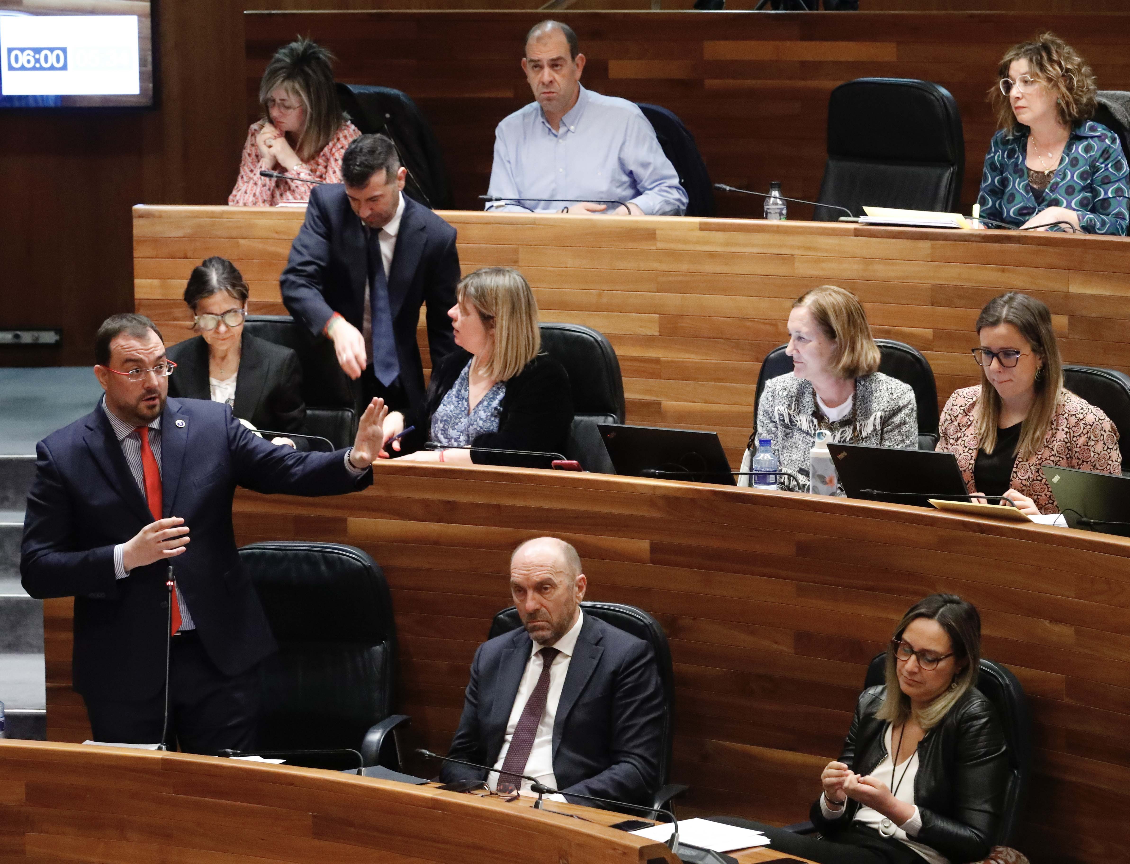 Barbón interviene ante el pleno este miércoles. Detrás, bancada del grupo parlamentario socialista.