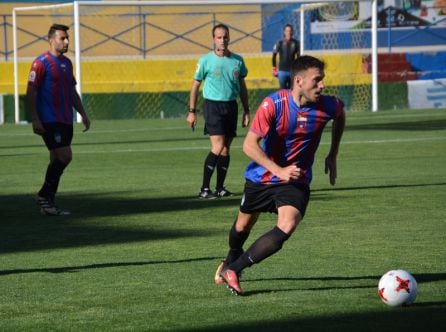 Clausí sale con el balón controlado