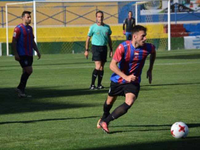 Clausí sale con el balón controlado