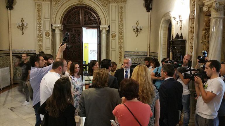 Momento de la discusión entre el alcalde de Granada, Paco Cuenca, y el presidente de la Diputación, José Entrena, con el secretario de Estado de Infraestructuras, Julio Gómez-Pomar, sobre la participación de la Mesa del Ferrocarril en la reunión sobre el 