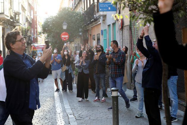 Vista de una de las calles del madrileño barrio de Malasaña, este sábado, primer día donde miles de españoles salieron por primera vez desde que se decretó el estado de alarma a hacer deporte y a pasear