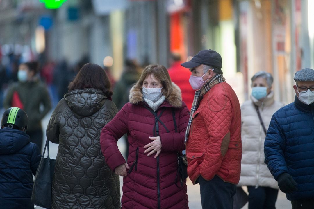 Un hombre y una mujer con mascarilla el primer día del cierre perimetral decretado en Lugo, Galicia