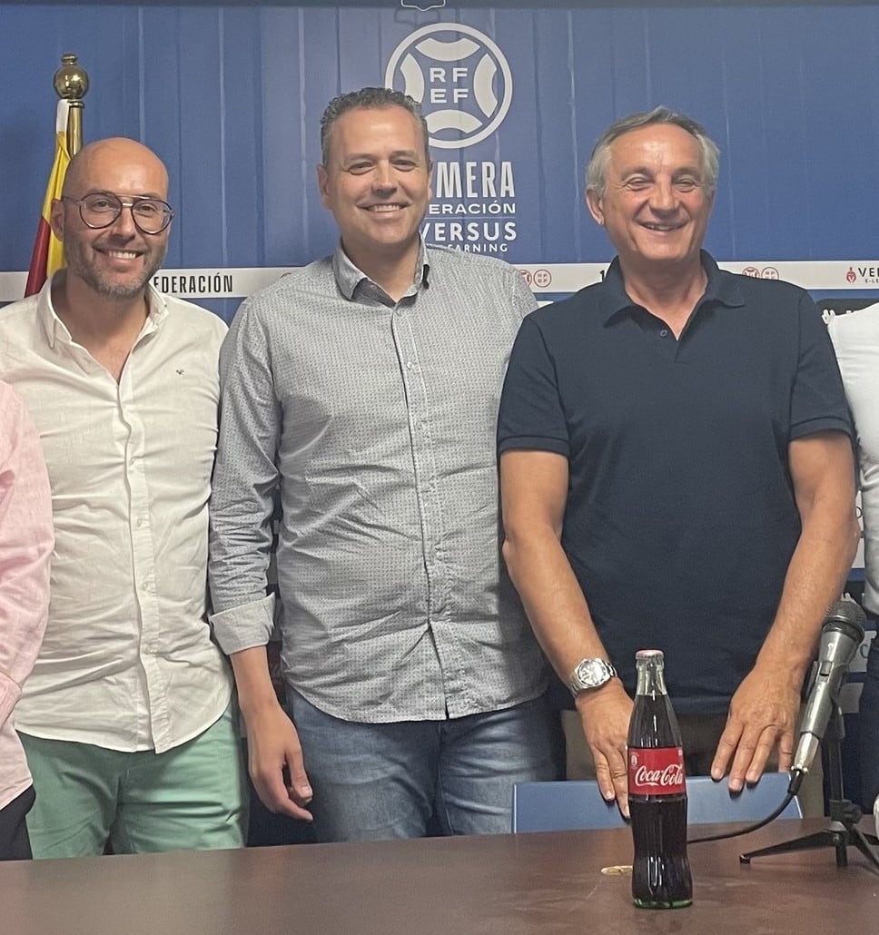 Tkiki Linares,en el centro en la presentación del nuevo proyecto