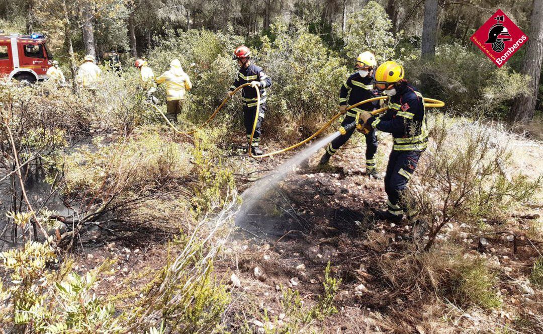 Los bomberos sofocan el incendio en la Granadella