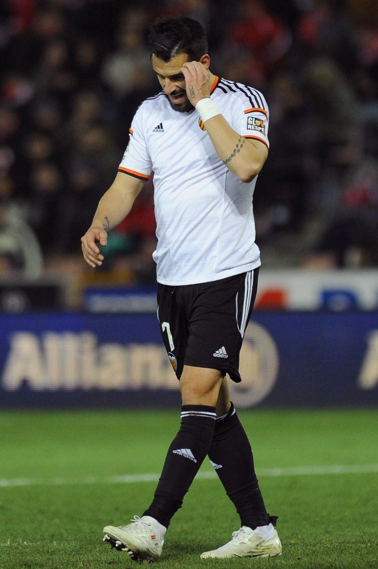 Valencia&#039;s forward Alvaro Negredo reacts during the Spanish league football match Granada CF vs Valencia CF at the Nuevo Los Carmenes stadium in Granada on December 7, 2014.   AFP PHOTO/ JORGE GUERRERO