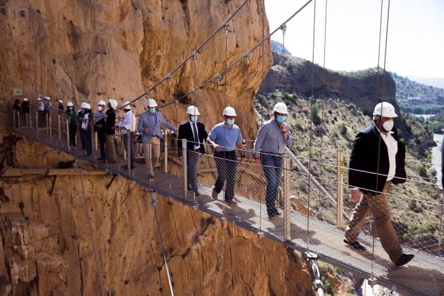 El presidente de la Diputación de Málaga, Francisco Salado (2d), junto a los alcaldes de los municipios de Álora, Antequera, Ardales y Valle de Abdalajis entre otros representantes políticos, han asistido a la reapertura de El Caminito del Rey, un sendero con una pasarela colgante de casi 3 kilómetros que alcanza 105 metros de altura en el Desfiladero de los Gaitanes (Málaga), que volverá a abrir este viernes con 8.000 entradas vendidas, aunque solo podrá acoger a la mitad de su aforo habitual -550 personas diarias- por la crisis sanitaria de la