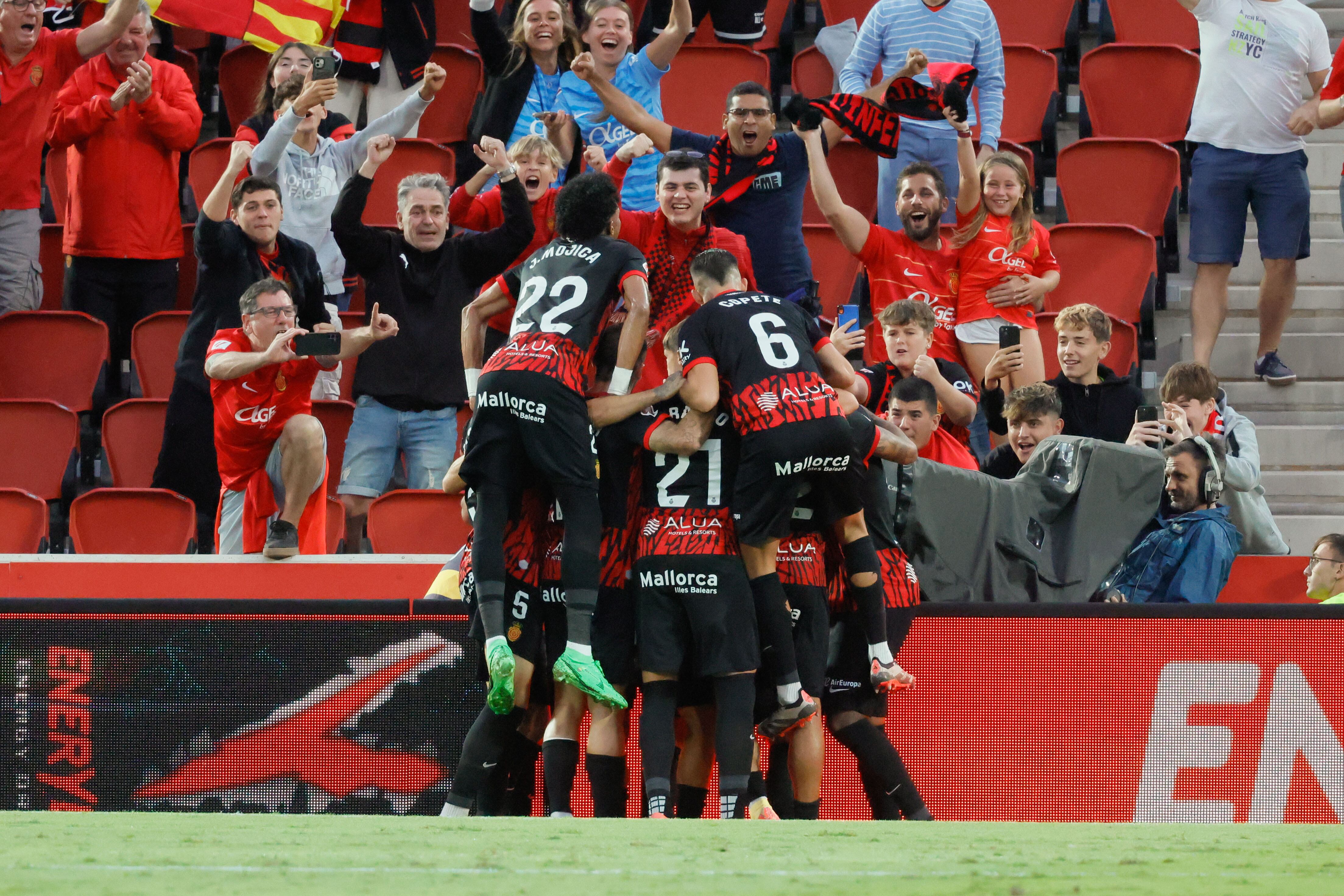 PALMA, 17/09/2024.- Los jugadores del Mallorca celebran un gol este martes, durante el partido de la jornada 7 de LaLiga EA Sports, entre el RCD Mallorca y la Real Sociedad, en el Estadi Mallorca Son Moix en Palma.- EFE/CATI CLADERA
